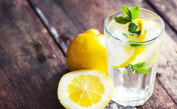 Por qué es bueno tomar agua con limón todas las mañanas