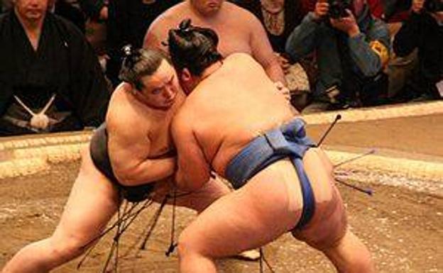 ¿Por qué los luchadores de sumo usan tan poca ropa durante los combates?