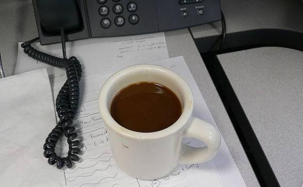 Por qué deberías dejar de utilizar las tazas de café de la oficina