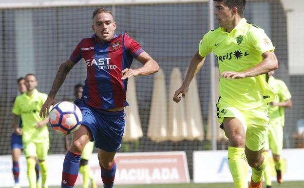 Roger durante el amistoso ante el Almería de la pasada pretemporada