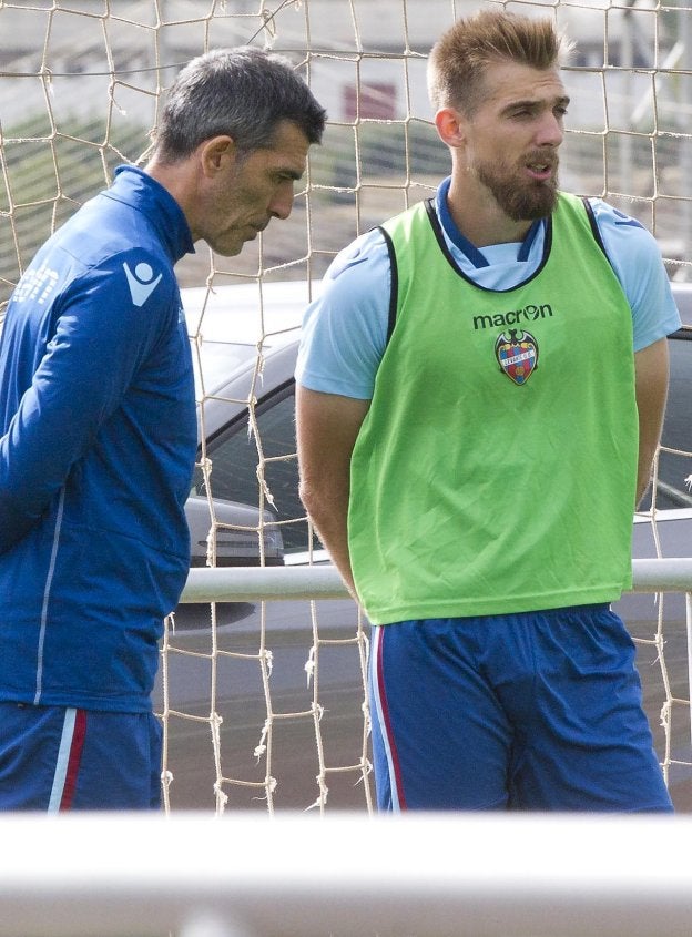 Muñiz y Saveljich hablan en un entrenamiento.