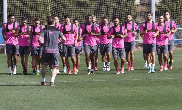 Moisés de Hoyo, el nuevo preparador físico del Levante, controla a los jugadores durante el entrenamiento de ayer en Buñol.
