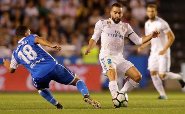 Bakkali trata de robarle el balón a Carvajal