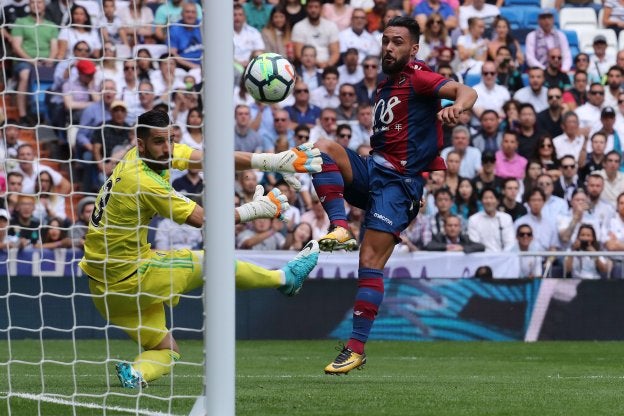 Ivi, nuevo fichaje esta temporada, en el momento de batir al portero del Real Madrid, Kiko Casilla. / EFE/KIKO HUESCA