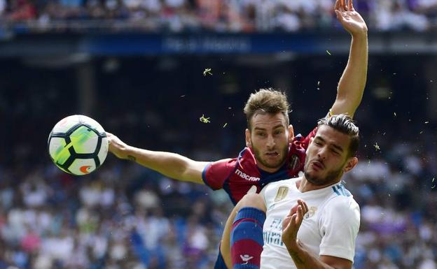Iván López en un golpe durante el último partido. /AFP