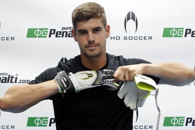 Raúl Fernández, con los guantes que usará en el derbi. / Irene Marsilla