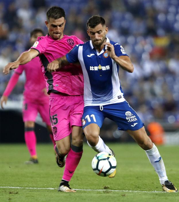 Postigo presiona a Baptistao. / EFE/Andreu Dalmau