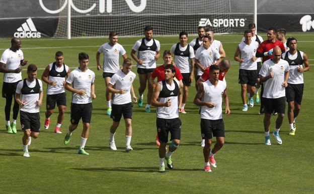 Jugadores del Valencia CF durante un entrenamiento de la temporada pasada