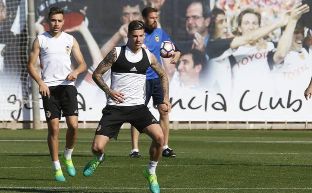 Santi Mina durante un entrenamiento del Valencia CF