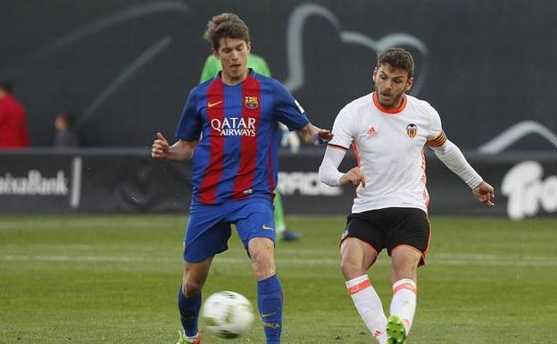 Los jugadores del Valencia Mestalla y Barcelona B se disputan el balón