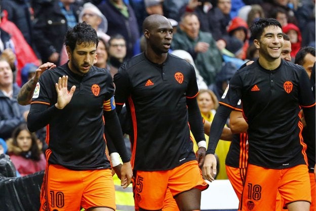 Parejo, con el bralazete, junto a Mangala y Soler en el Bernabéu.
