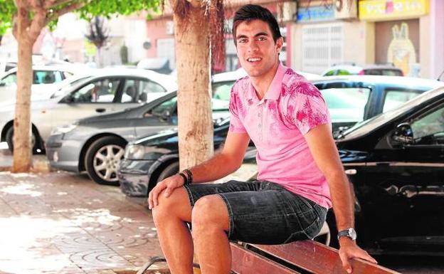 Salva Ruiz, que va a iniciar la pretemporada con el Mestalla, en una de las calles de Albal, su pueblo