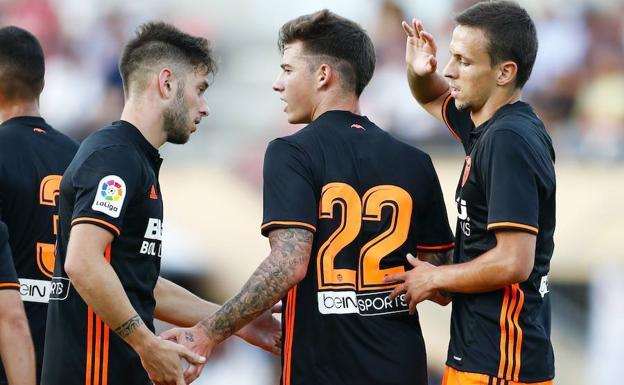 Mina, Medrán y Maksimovic celebran uno de los goles del partido