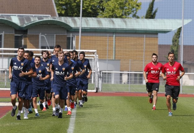 La plantilla realiza carrera continua con Rafa Mir y Lato al frente del grupo.