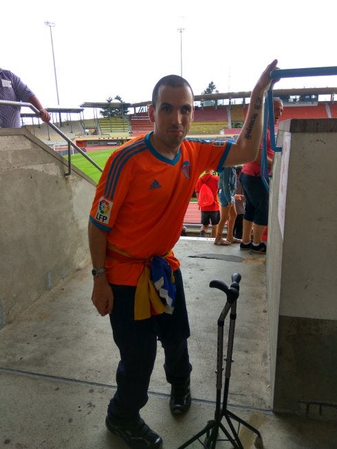 Ramón Pedrosa, con la camiseta de Gayà, durante el encuentro del Valencia en Lausana.