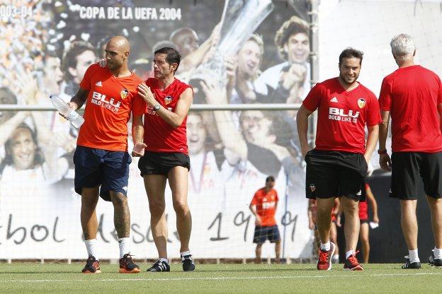 Marcelino charla con Zaza durante el entrenamiento matinal de ayer