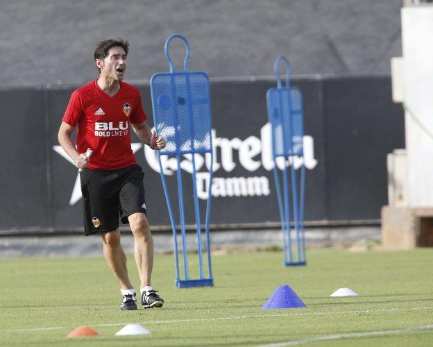 El técnico del Valencia se dirige a sus jugadores en la Ciudad Deportiva