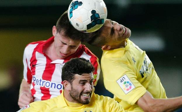 Paulista (dcha.), despeja un balón en un partido con el Villarreal ante el Athletic.