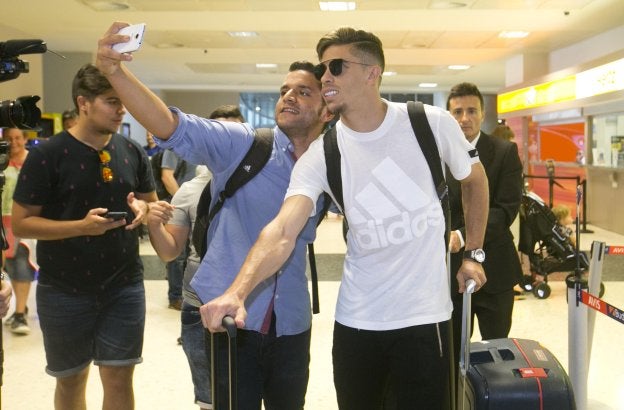 Un aficionado se hace un selfi con Gabriel Paulista, ayer a la llegada del futbolista al aeropuerto de Manises.