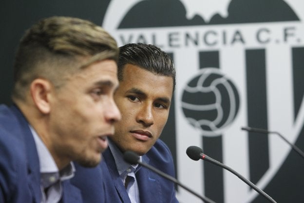 Gabriel Paulista y Murillo, ayer durante su presentación en Paterna.