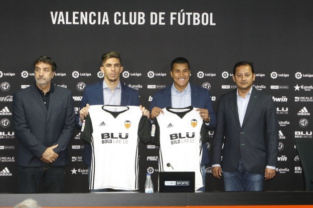 José Ramón Alesanco, a la izquierda, durante la presentación de Gabriel Paulista y Murillo.
