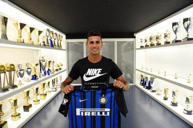 Cancelo posa como nuevo jugador del Inter.