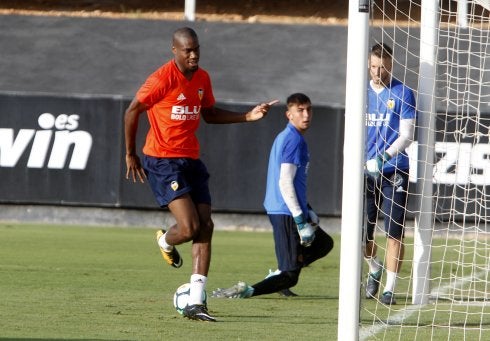 Kondogbia, en una acción de la sesión de ayer.