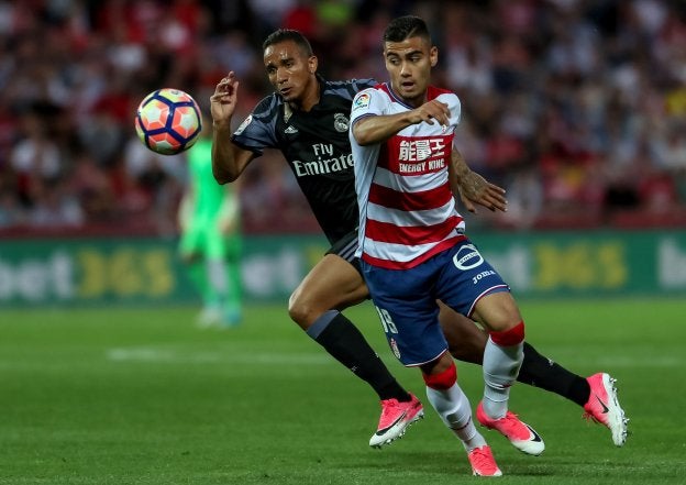Pereira, con la camiseta del Granada.