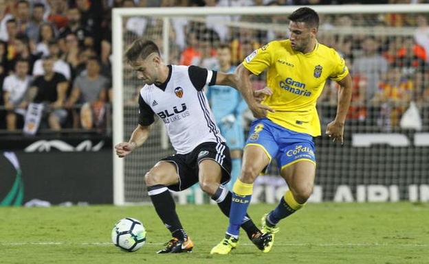 Álvaro Medrán disputa un balón con un jugador de Las Palmas