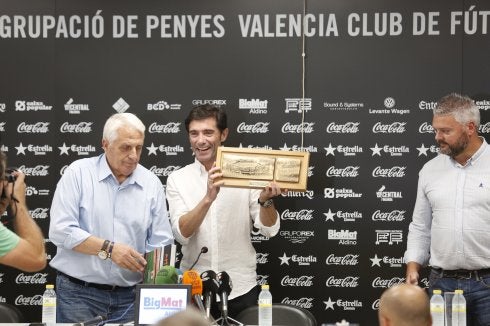 Marcelino recibe un obsequio en la Agrupación.