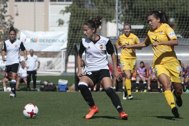 Gio Carreras, con el balón en el partido de ayer. / Juan Catalán/VCF