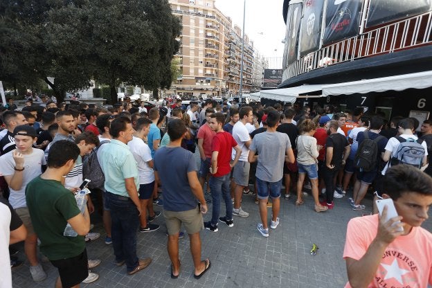 Los aficionados se agolparon en las taquillas para tratar de conseguir una entrada.