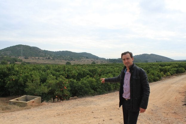 El alcalde de Riba-roja, Robert Raga, en los terrenos de Porxinos. / lp