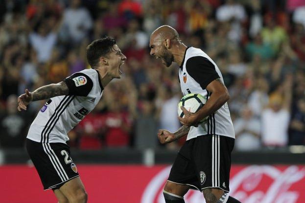 Mina y Zaza festejan uno de los goles de ayer del italiano en Mestalla. / M. Molines