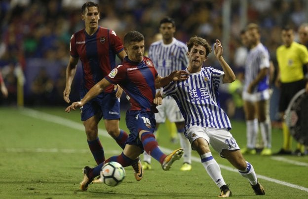 Bardhi y Odriozola, en plena pugna por el balón. / jesús signes