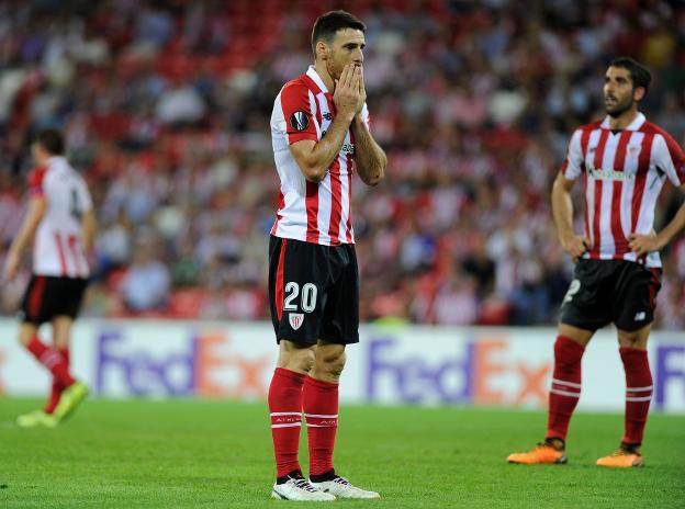 Aduriz se lamenta en el partido del jueves. / AFP PHOTO/GILLENEA