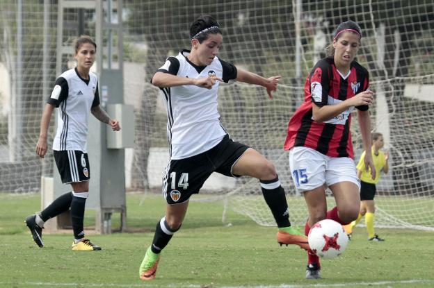 Carol se lleva el balón en un lance del encuentro entre el Valencia y el Sporting Club de Huelva. / juan catalán