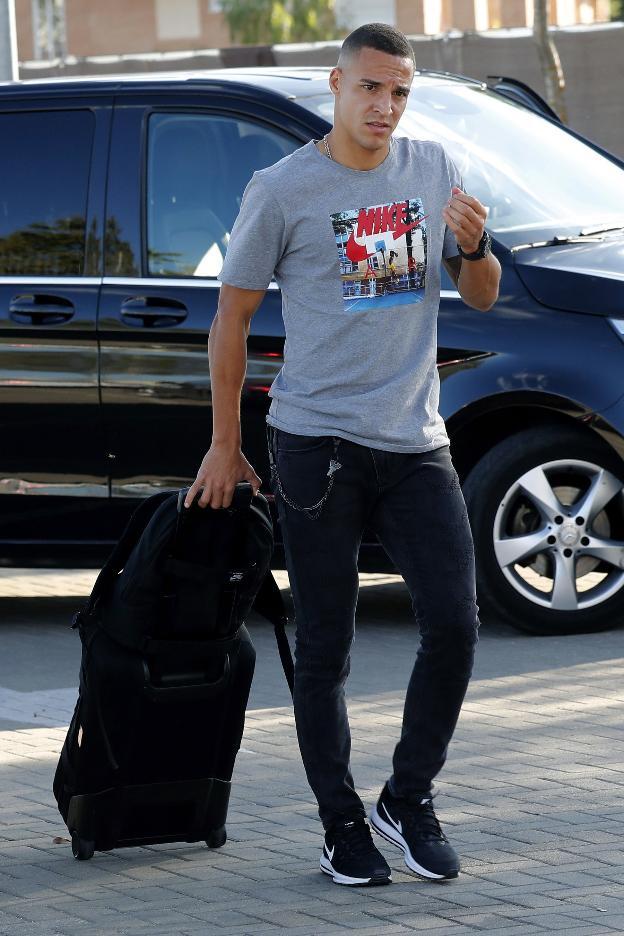 Rodrigo, llegando ayer a Las Rozas. /EFE/Chema Moya