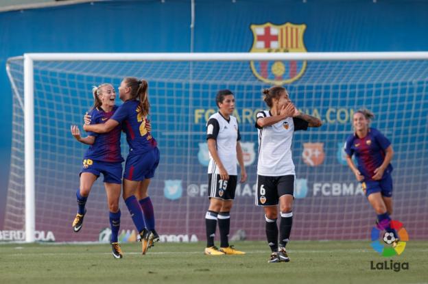 Las jugadoras del Barcelona celebran uno de los dos goles logrados ayer. / laliga