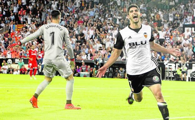 Guedes celebra su segundo gol de anoche, el cuarto del Valencia. /M. Molines