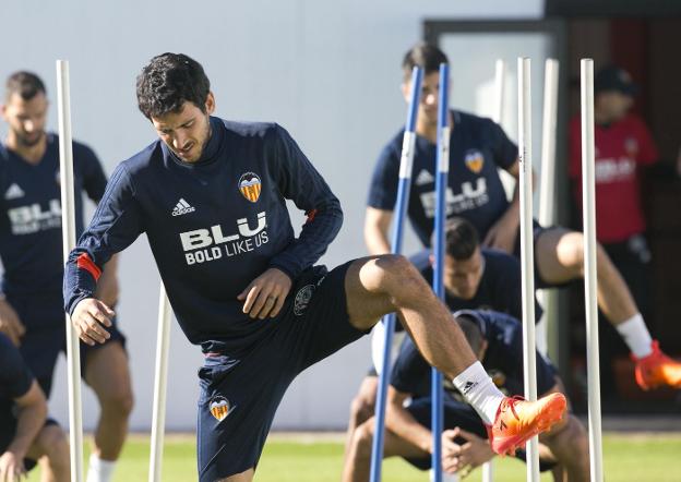 Parejo volverá hoy a llevar el mando en el centro del campo, ya que no jugará el sábado en Vitoria. /DAMIÁN TORRES