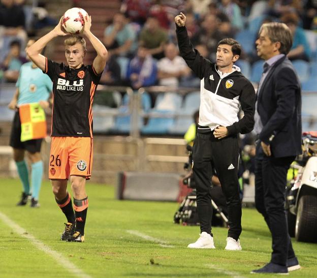 Marcelino da indicaciones mientras Lato saca de banda. / EFE/Javier Cebollada