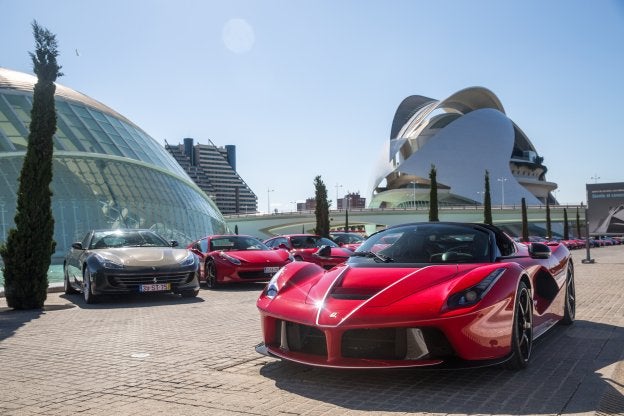 El LaFerrari Aperta
presidió la caravana italiana,
que recorrió los lugares más
emblemáticos de la ciudad./