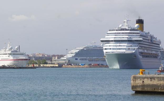 Buques en el Puerto de Valencia. /Damián Torres