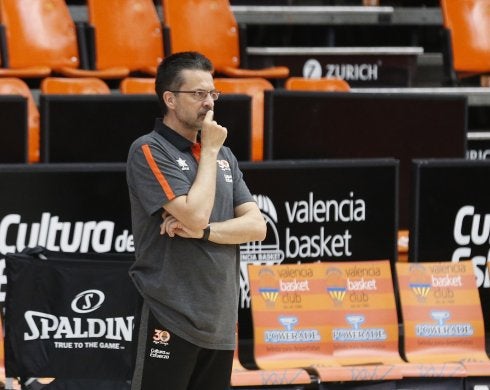 Pedro Martínez, con gesto pensativo, durante el entrenamiento de ayer en la Fonteta.