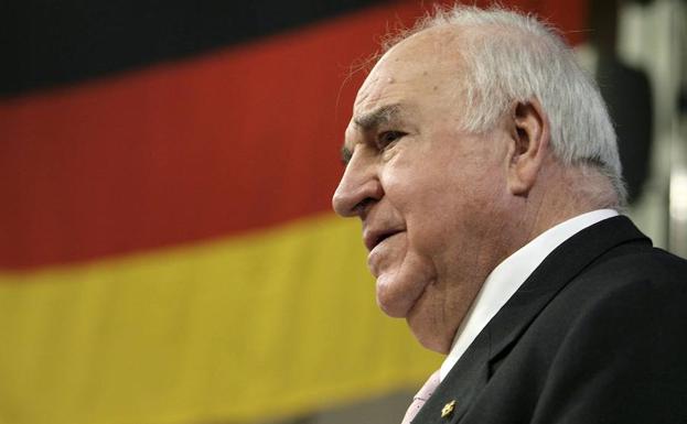 Helmut Kohl, frente a una bandera alemana./EFE