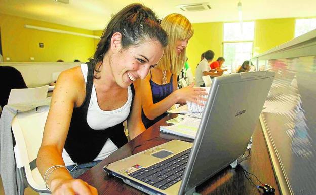 Dos solicitantes de empleo. /