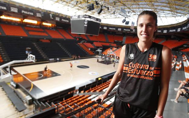 Leles Muñoz, en la grada de la Fonteta/ Juanjo Monzó