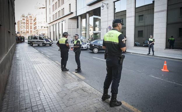 Agentes de la Policia Local de Valencia, en una foto de archivo./Jesús Montañana