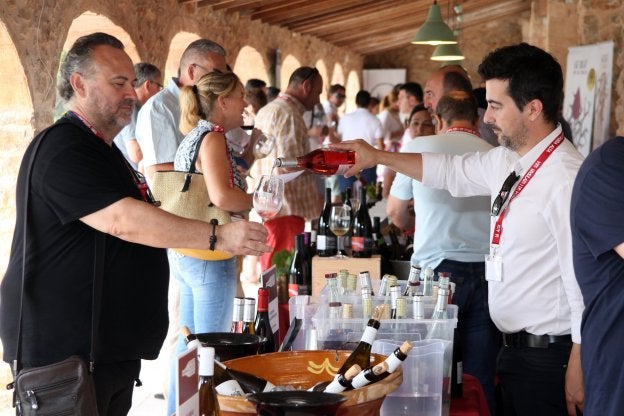 Los hosteleros degustaron ayer los vinos singulares. / Tino Calvo